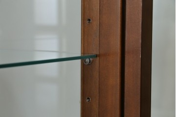 中古　美品!!　国会議事堂納品の高級家具メーカー　徳田家具　クラシカルなデザインが魅力の縦型キュリオケース　(R-067630)