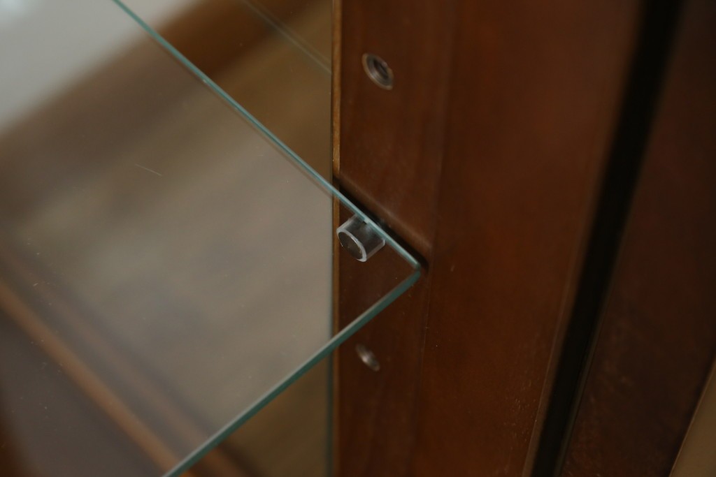 中古　美品!!　国会議事堂納品の高級家具メーカー　徳田家具　クラシカルなデザインが魅力の縦型キュリオケース　(R-067630)