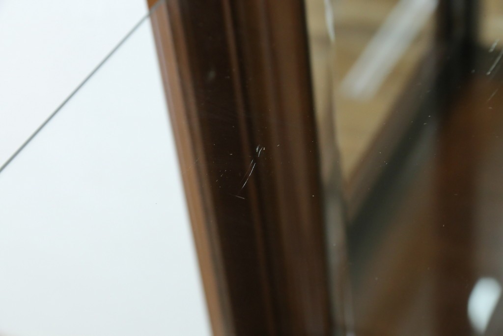 中古　美品!!　国会議事堂納品の高級家具メーカー　徳田家具　クラシカルなデザインが魅力の縦型キュリオケース　(R-067630)