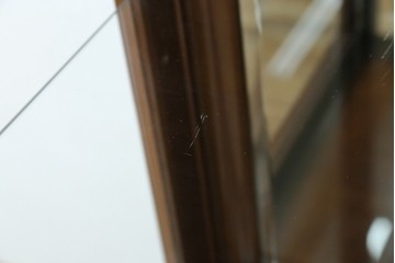 中古　美品!!　国会議事堂納品の高級家具メーカー　徳田家具　クラシカルなデザインが魅力の縦型キュリオケース　(R-067630)