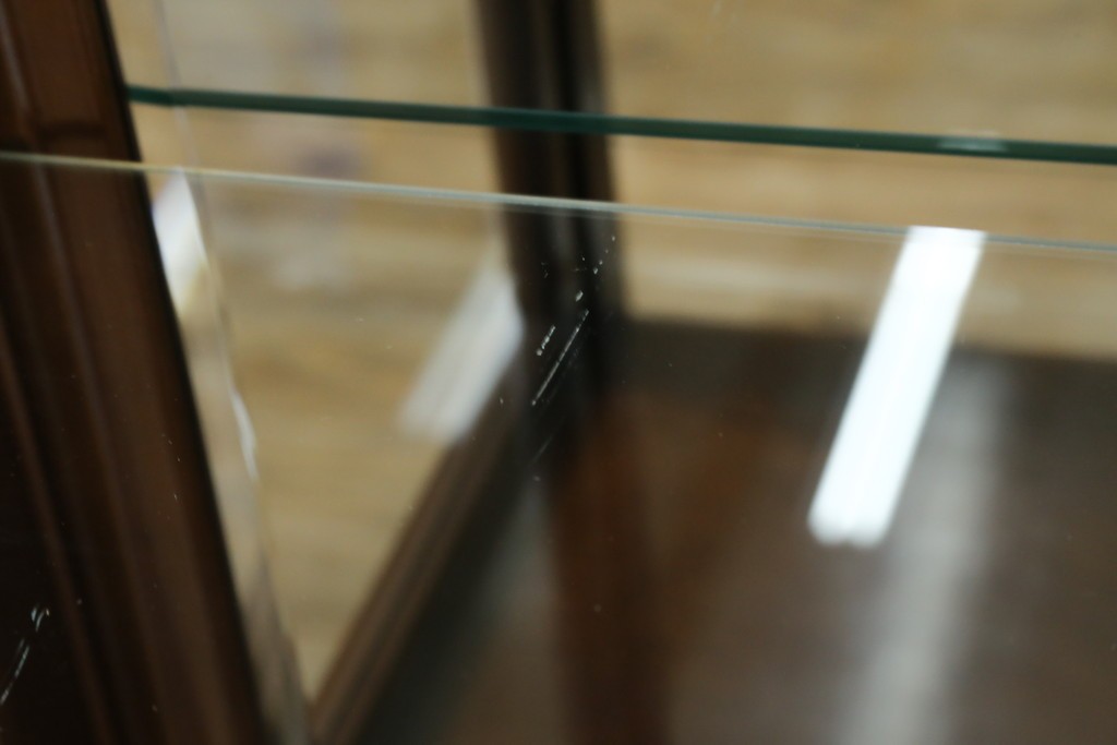 中古　美品!!　国会議事堂納品の高級家具メーカー　徳田家具　クラシカルなデザインが魅力の縦型キュリオケース　(R-067630)