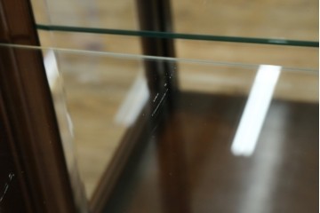 中古　美品!!　国会議事堂納品の高級家具メーカー　徳田家具　クラシカルなデザインが魅力の縦型キュリオケース　(R-067630)