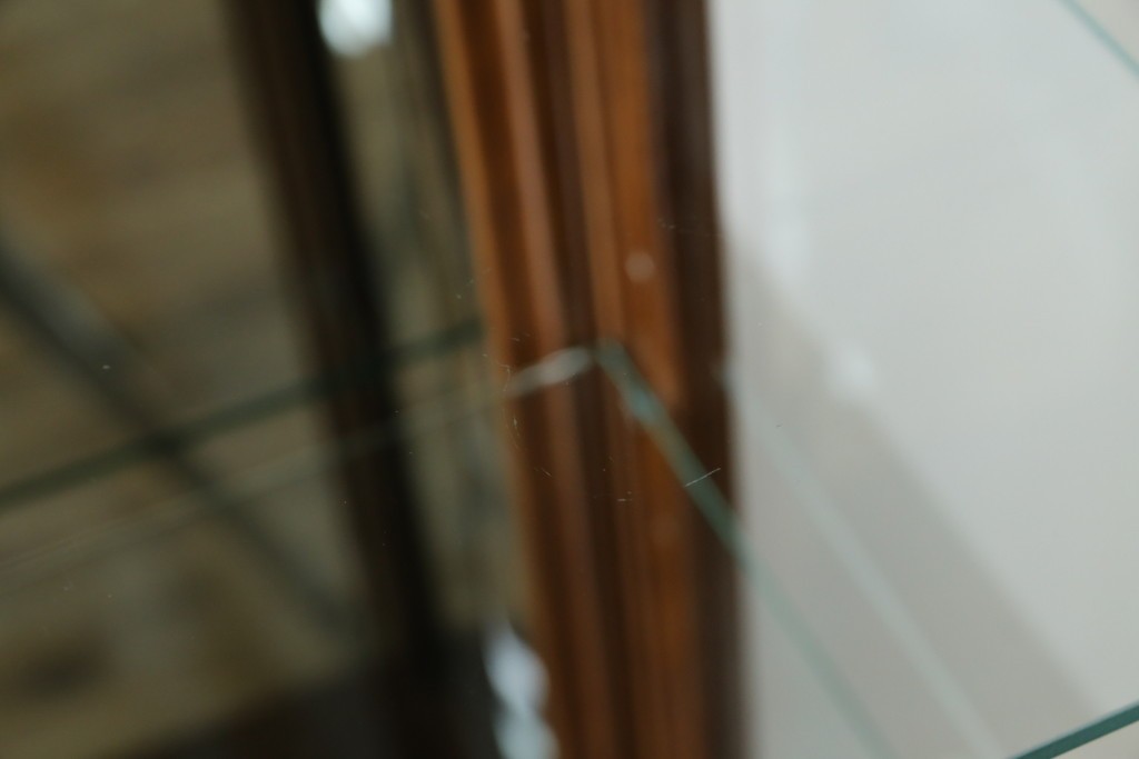 中古　美品!!　国会議事堂納品の高級家具メーカー　徳田家具　クラシカルなデザインが魅力の縦型キュリオケース　(R-067630)