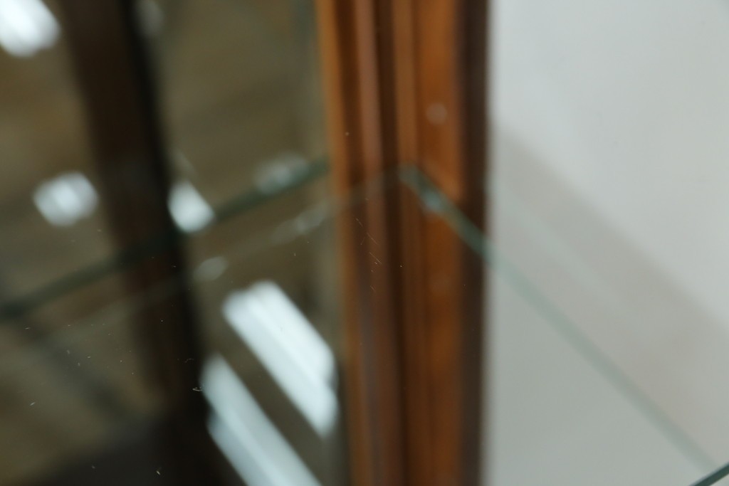 中古　美品!!　国会議事堂納品の高級家具メーカー　徳田家具　クラシカルなデザインが魅力の縦型キュリオケース　(R-067630)