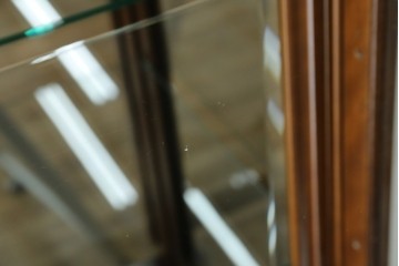 中古　美品!!　国会議事堂納品の高級家具メーカー　徳田家具　クラシカルなデザインが魅力の縦型キュリオケース　(R-067630)