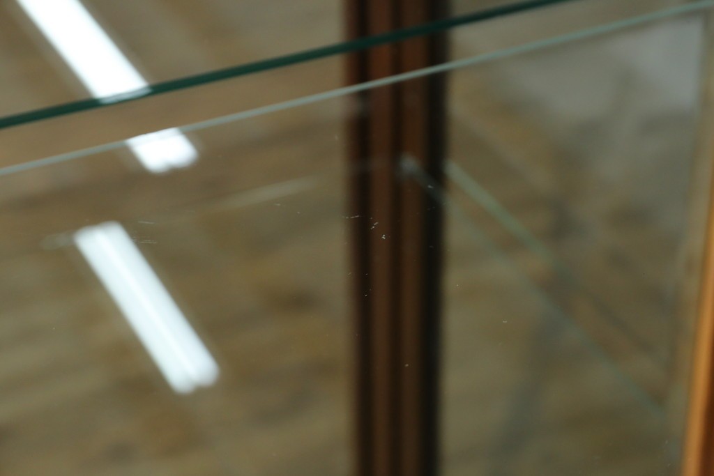 中古　美品!!　国会議事堂納品の高級家具メーカー　徳田家具　クラシカルなデザインが魅力の縦型キュリオケース　(R-067630)