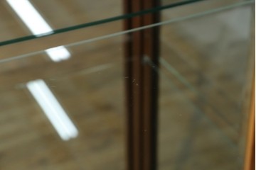 中古　美品!!　国会議事堂納品の高級家具メーカー　徳田家具　クラシカルなデザインが魅力の縦型キュリオケース　(R-067630)