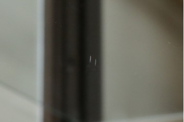 中古　美品!!　国会議事堂納品の高級家具メーカー　徳田家具　クラシカルなデザインが魅力の縦型キュリオケース　(R-067630)