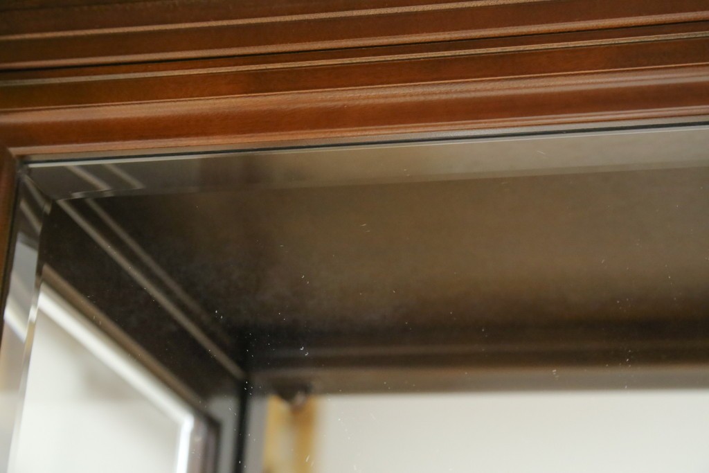 中古　美品!!　国会議事堂納品の高級家具メーカー　徳田家具　クラシカルなデザインが魅力の縦型キュリオケース　(R-067630)