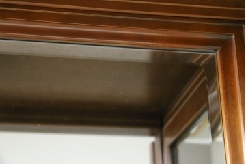 中古　美品!!　国会議事堂納品の高級家具メーカー　徳田家具　クラシカルなデザインが魅力の縦型キュリオケース　(R-067630)