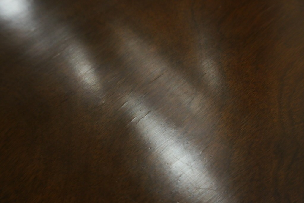 中古　美品!!　国会議事堂納品の高級家具メーカー　徳田家具　クラシカルなデザインが魅力の縦型キュリオケース　(R-067630)