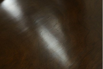 中古　美品!!　国会議事堂納品の高級家具メーカー　徳田家具　クラシカルなデザインが魅力の縦型キュリオケース　(R-067630)