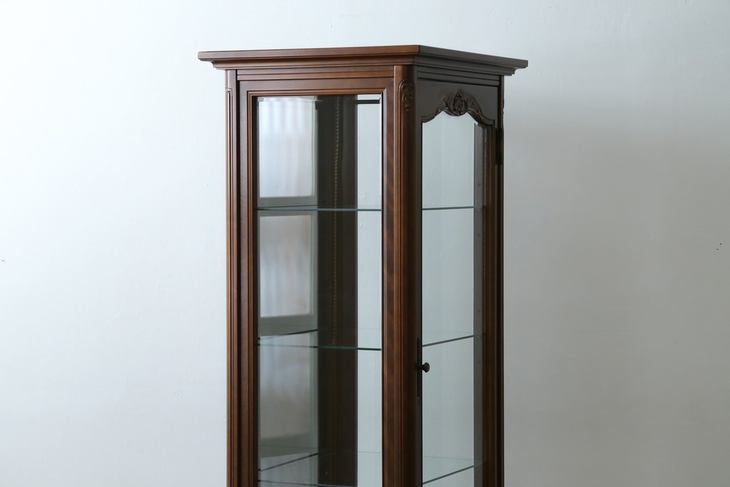 中古　美品!!　国会議事堂納品の高級家具メーカー　徳田家具　クラシカルなデザインが魅力の縦型キュリオケース　(R-067630)