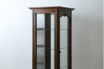 中古　美品!!　国会議事堂納品の高級家具メーカー　徳田家具　クラシカルなデザインが魅力の縦型キュリオケース　(R-067630)