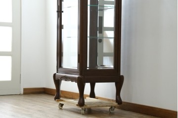 中古　美品!!　国会議事堂納品の高級家具メーカー　徳田家具　クラシカルなデザインが魅力の縦型キュリオケース　(R-067630)