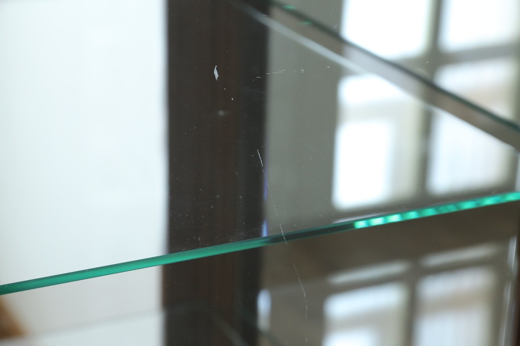 中古　美品!!　国会議事堂納品の高級家具メーカー　徳田家具　クラシカルなデザインが魅力の縦型キュリオケース　(R-067630)