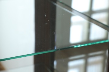 中古　美品!!　国会議事堂納品の高級家具メーカー　徳田家具　クラシカルなデザインが魅力の縦型キュリオケース　(R-067630)