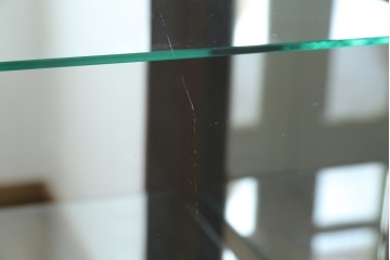 中古　美品!!　国会議事堂納品の高級家具メーカー　徳田家具　クラシカルなデザインが魅力の縦型キュリオケース　(R-067630)