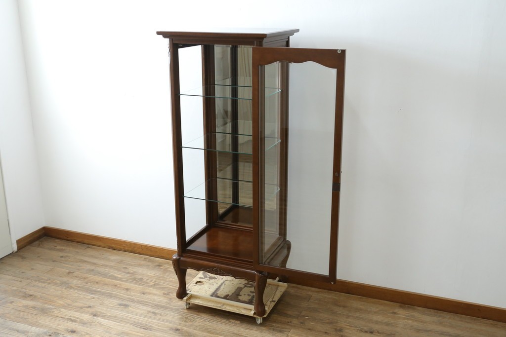 中古　美品!!　国会議事堂納品の高級家具メーカー　徳田家具　クラシカルなデザインが魅力の縦型キュリオケース　(R-067630)