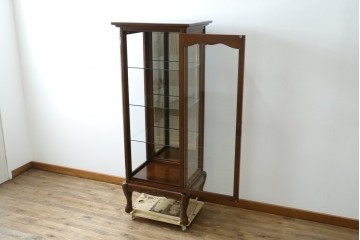 中古　美品!!　国会議事堂納品の高級家具メーカー　徳田家具　クラシカルなデザインが魅力の縦型キュリオケース　(R-067630)
