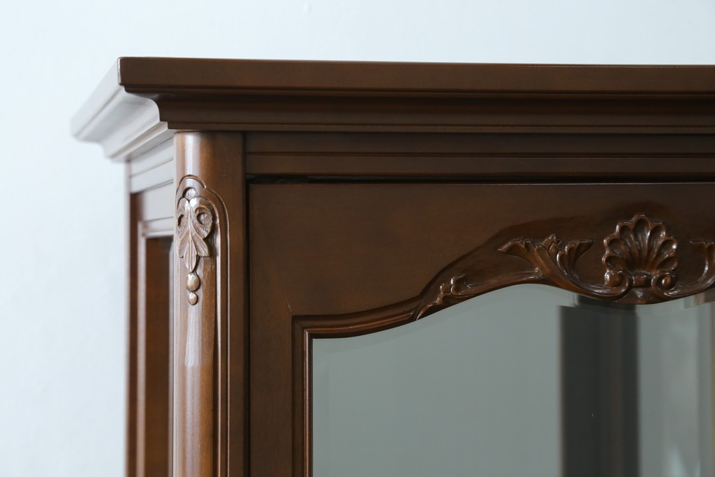 中古　美品!!　国会議事堂納品の高級家具メーカー　徳田家具　クラシカルなデザインが魅力の縦型キュリオケース　(R-067630)