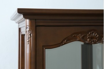 中古　美品!!　国会議事堂納品の高級家具メーカー　徳田家具　クラシカルなデザインが魅力の縦型キュリオケース　(R-067630)