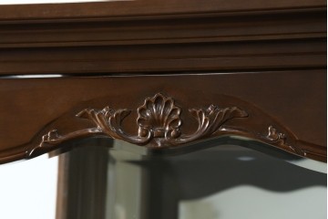 中古　美品!!　国会議事堂納品の高級家具メーカー　徳田家具　クラシカルなデザインが魅力の縦型キュリオケース　(R-067630)