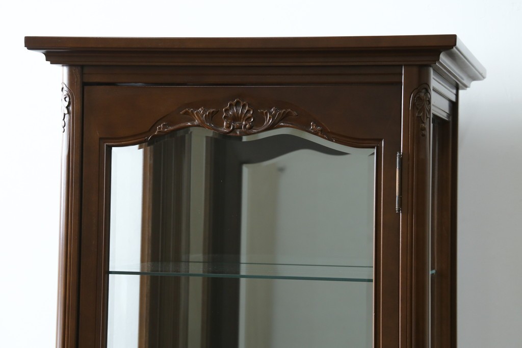 中古　美品!!　国会議事堂納品の高級家具メーカー　徳田家具　クラシカルなデザインが魅力の縦型キュリオケース　(R-067630)