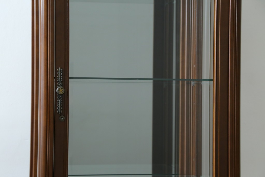 中古　美品!!　国会議事堂納品の高級家具メーカー　徳田家具　クラシカルなデザインが魅力の縦型キュリオケース　(R-067630)