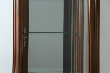 中古　美品!!　国会議事堂納品の高級家具メーカー　徳田家具　クラシカルなデザインが魅力の縦型キュリオケース　(R-067630)