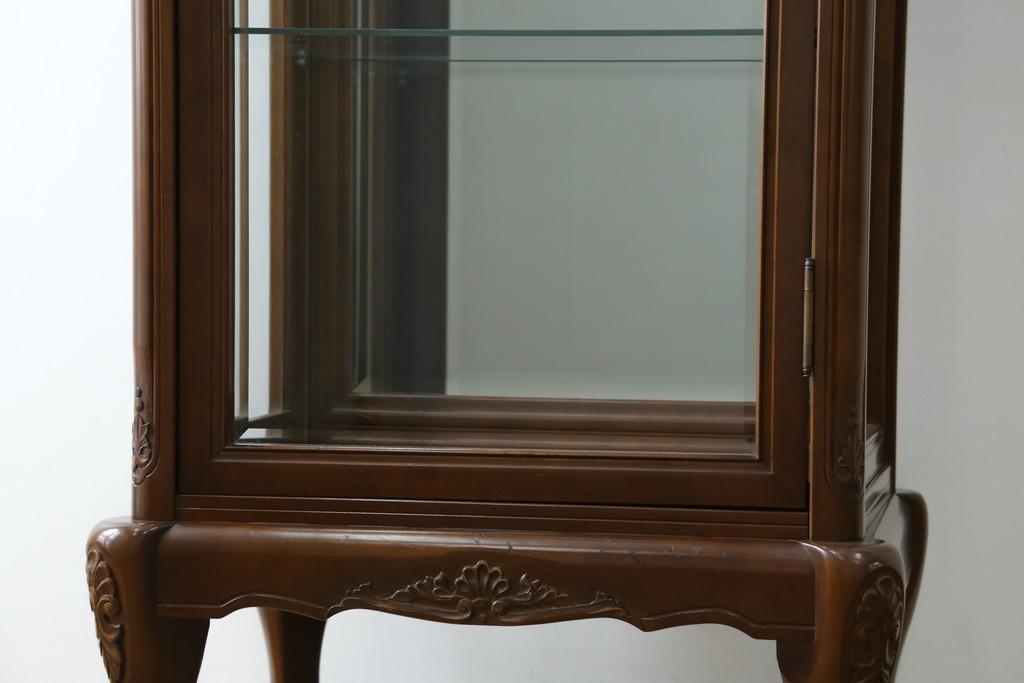 中古　美品!!　国会議事堂納品の高級家具メーカー　徳田家具　クラシカルなデザインが魅力の縦型キュリオケース　(R-067630)