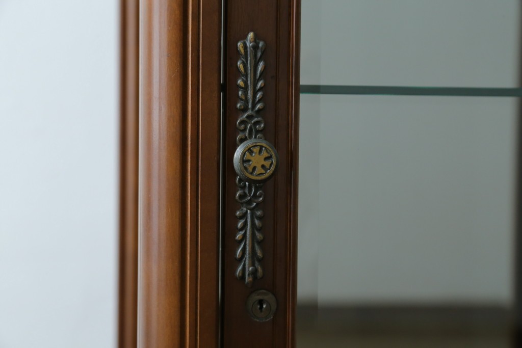 中古　美品!!　国会議事堂納品の高級家具メーカー　徳田家具　クラシカルなデザインが魅力の縦型キュリオケース　(R-067630)