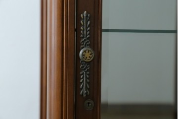 中古　美品!!　国会議事堂納品の高級家具メーカー　徳田家具　クラシカルなデザインが魅力の縦型キュリオケース　(R-067630)