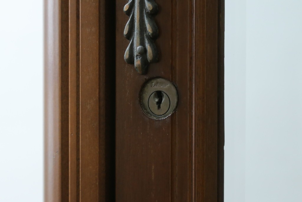 中古　美品!!　国会議事堂納品の高級家具メーカー　徳田家具　クラシカルなデザインが魅力の縦型キュリオケース　(R-067630)