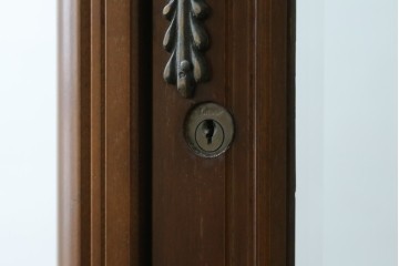 中古　美品!!　国会議事堂納品の高級家具メーカー　徳田家具　クラシカルなデザインが魅力の縦型キュリオケース　(R-067630)