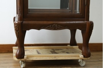 中古　美品!!　国会議事堂納品の高級家具メーカー　徳田家具　クラシカルなデザインが魅力の縦型キュリオケース　(R-067630)