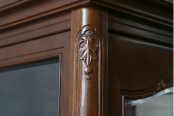 中古　美品!!　国会議事堂納品の高級家具メーカー　徳田家具　クラシカルなデザインが魅力の縦型キュリオケース　(R-067630)