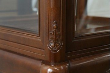 中古　美品!!　国会議事堂納品の高級家具メーカー　徳田家具　クラシカルなデザインが魅力の縦型キュリオケース　(R-067630)