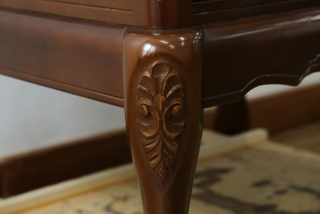 中古　美品!!　国会議事堂納品の高級家具メーカー　徳田家具　クラシカルなデザインが魅力の縦型キュリオケース　(R-067630)