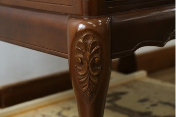 中古　美品!!　国会議事堂納品の高級家具メーカー　徳田家具　クラシカルなデザインが魅力の縦型キュリオケース　(R-067630)