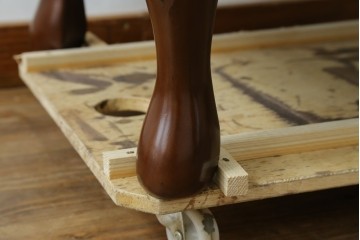 中古　美品!!　国会議事堂納品の高級家具メーカー　徳田家具　クラシカルなデザインが魅力の縦型キュリオケース　(R-067630)