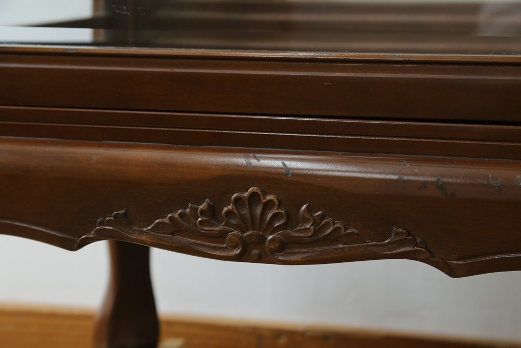 中古　美品!!　国会議事堂納品の高級家具メーカー　徳田家具　クラシカルなデザインが魅力の縦型キュリオケース　(R-067630)