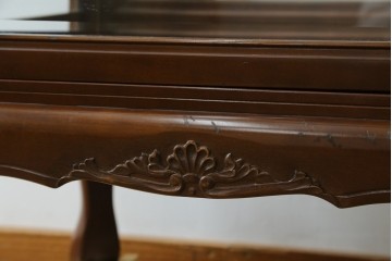 中古　美品!!　国会議事堂納品の高級家具メーカー　徳田家具　クラシカルなデザインが魅力の縦型キュリオケース　(R-067630)