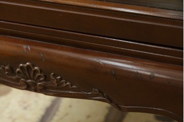 中古　美品!!　国会議事堂納品の高級家具メーカー　徳田家具　クラシカルなデザインが魅力の縦型キュリオケース　(R-067630)