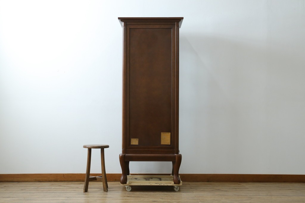 中古　美品!!　国会議事堂納品の高級家具メーカー　徳田家具　クラシカルなデザインが魅力の縦型キュリオケース　(R-067630)