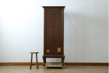 中古　美品!!　国会議事堂納品の高級家具メーカー　徳田家具　クラシカルなデザインが魅力の縦型キュリオケース　(R-067630)