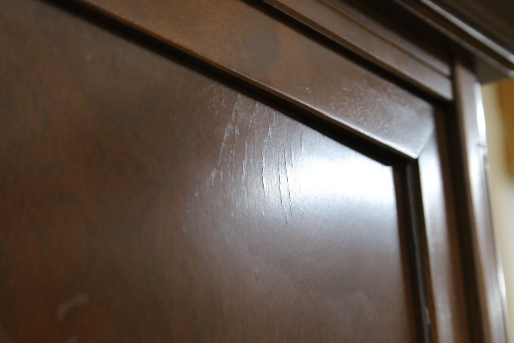 中古　美品!!　国会議事堂納品の高級家具メーカー　徳田家具　クラシカルなデザインが魅力の縦型キュリオケース　(R-067630)