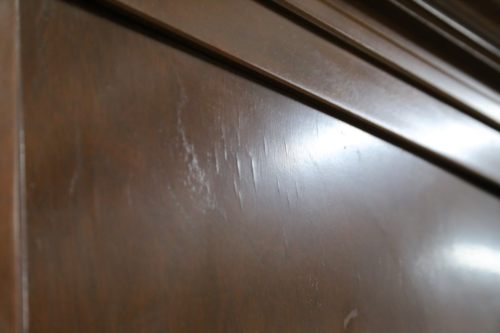 中古　美品!!　国会議事堂納品の高級家具メーカー　徳田家具　クラシカルなデザインが魅力の縦型キュリオケース　(R-067630)