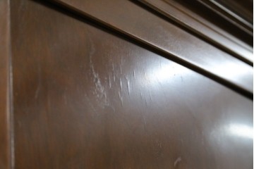 中古　美品!!　国会議事堂納品の高級家具メーカー　徳田家具　クラシカルなデザインが魅力の縦型キュリオケース　(R-067630)