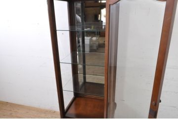 中古　美品!!　国会議事堂納品の高級家具メーカー　徳田家具　クラシカルなデザインが魅力の縦型キュリオケース(ガラスケース、ショーケース、飾り棚、ディスプレイ棚、キャビネット、店舗什器)(R-067630)